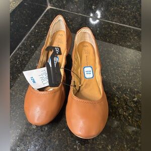 TIME AND TRU NWT Brown Flats 12W